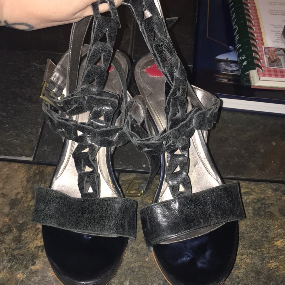 Black wedges